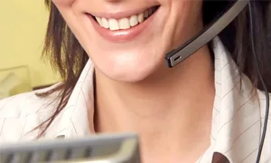 Atendente sorrindo com headset