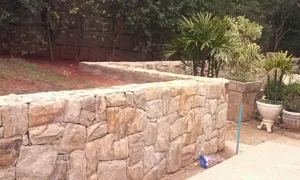 Muro de pedras rústicas em jardim externo