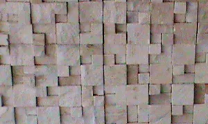 Muro de pedras claras em filetes irregulares